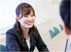 笑顔で接客する女性営業